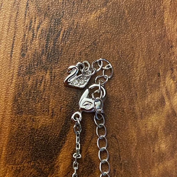 Swarovski Crystal flower design necklace - Picture 2 of 3